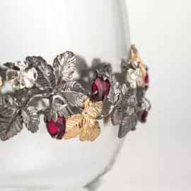 Кувшин с обрамлением серебром и вставками из корунд-рубинов "Земляника"